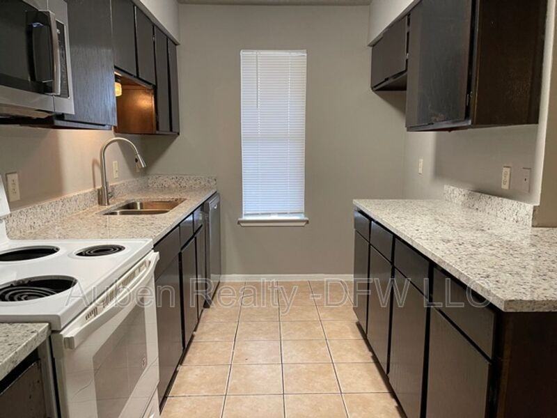 921 W Rochelle Rd - Photo 6 of 19