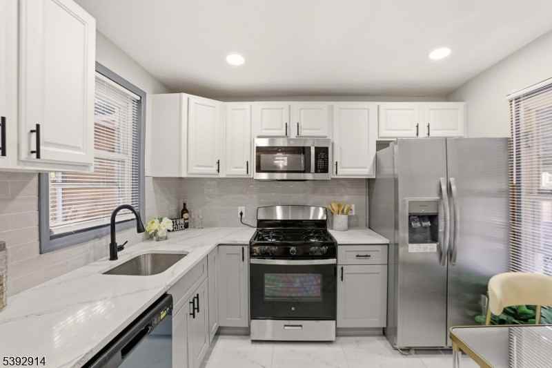 328 Halsted St - Photo 7 of 10