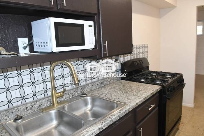 2532 E Adams St #7 - Photo 4 of 8