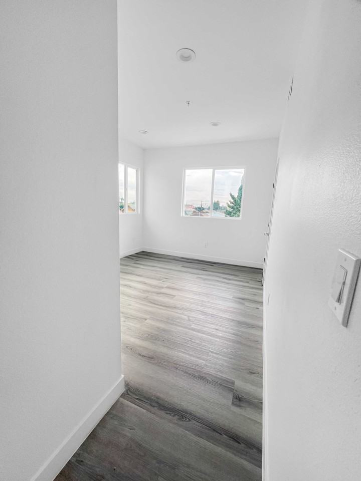 607 W 41st Pl #605 - Photo 3 of 15