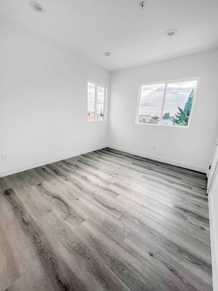 607 W 41st Pl #605 - Photo 4 of 15