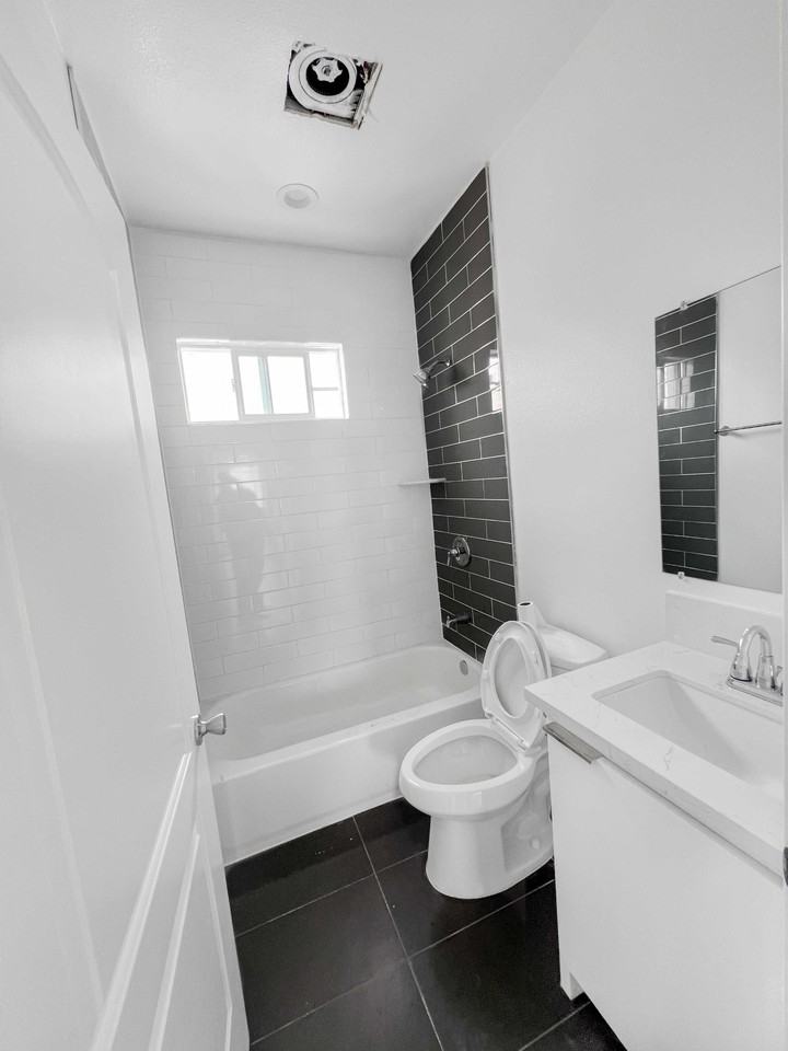 607 W 41st Pl #605 - Photo 5 of 15