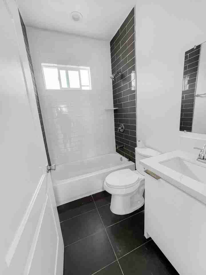 607 W 41st Pl #605 - Photo 6 of 15