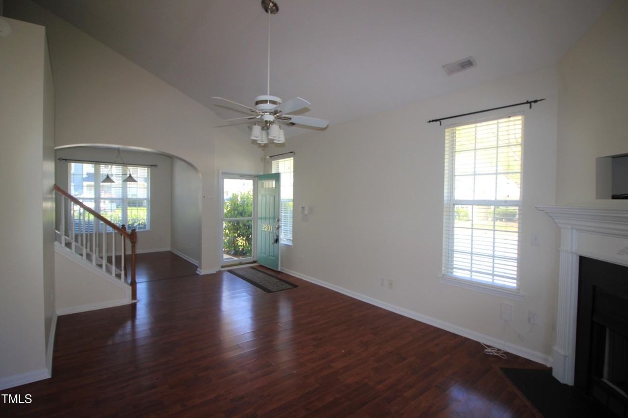 2201 Valley Haven Dr - Photo 4 of 16