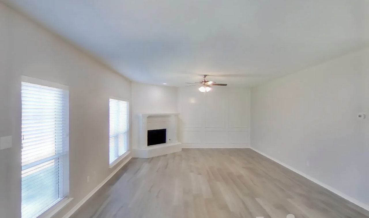 8402 Manchester Dr - Photo 3 of 11