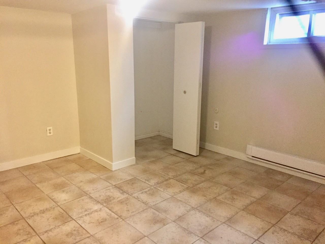 239 Queen St S #4 - Photo 3 of 6