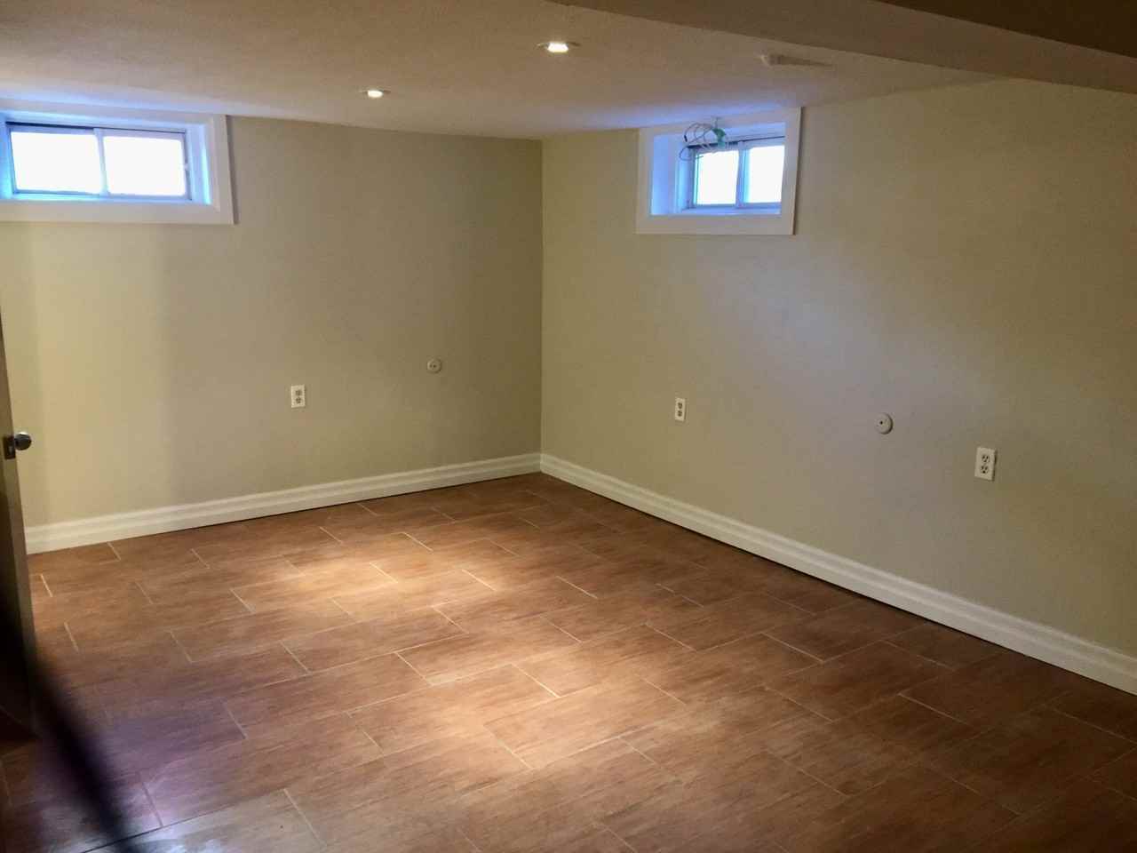 239 Queen St S #4 - Photo 4 of 6