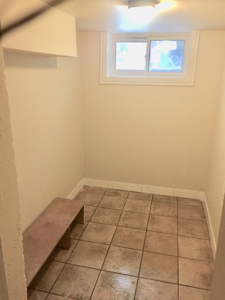 239 Queen St S #4 - Photo 5 of 6