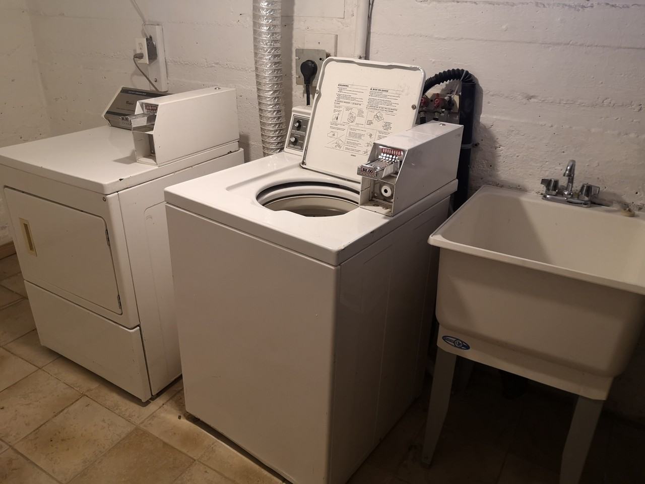 239 Queen St S #4 - Photo 6 of 6