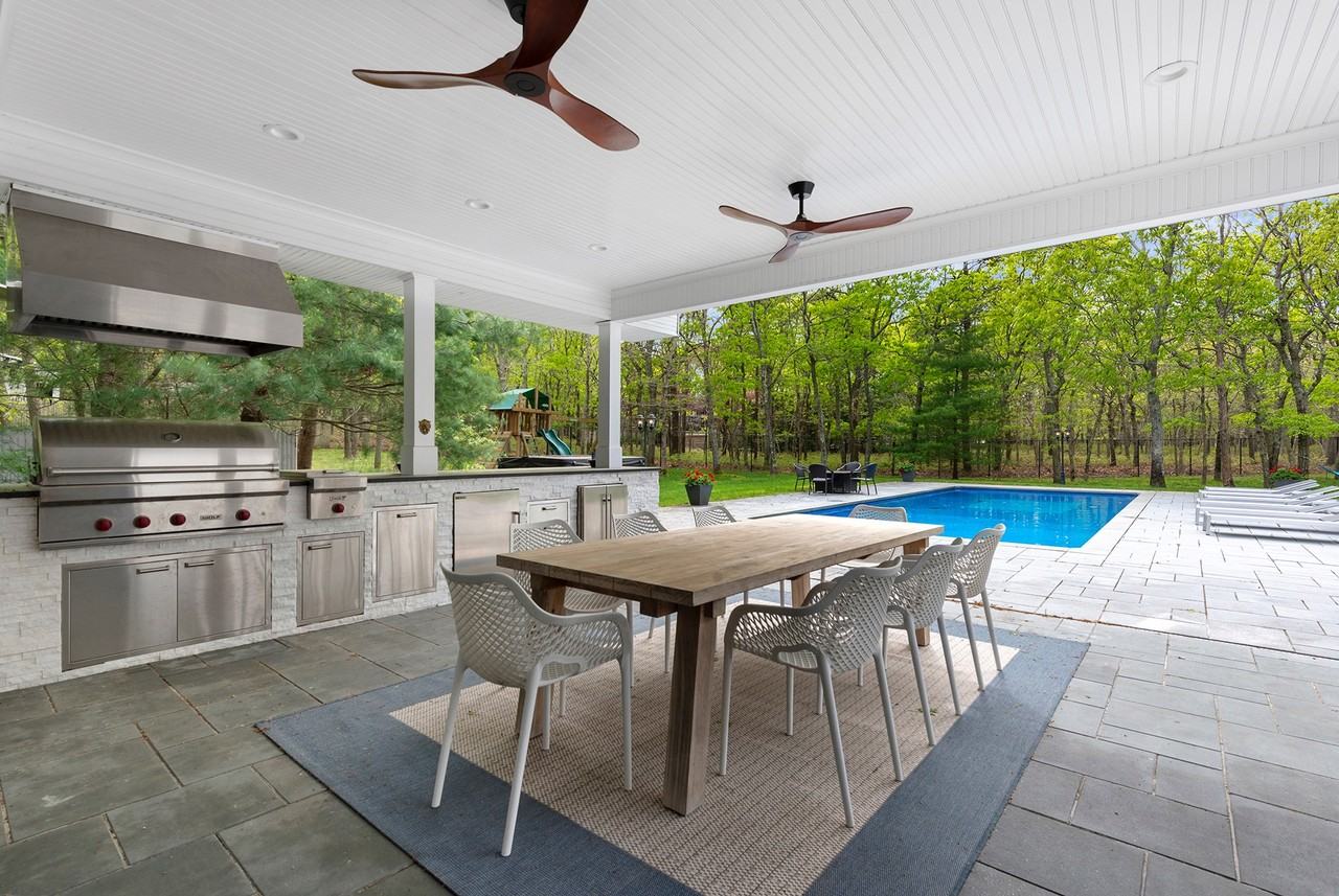 541 Wainscott Nw Rd