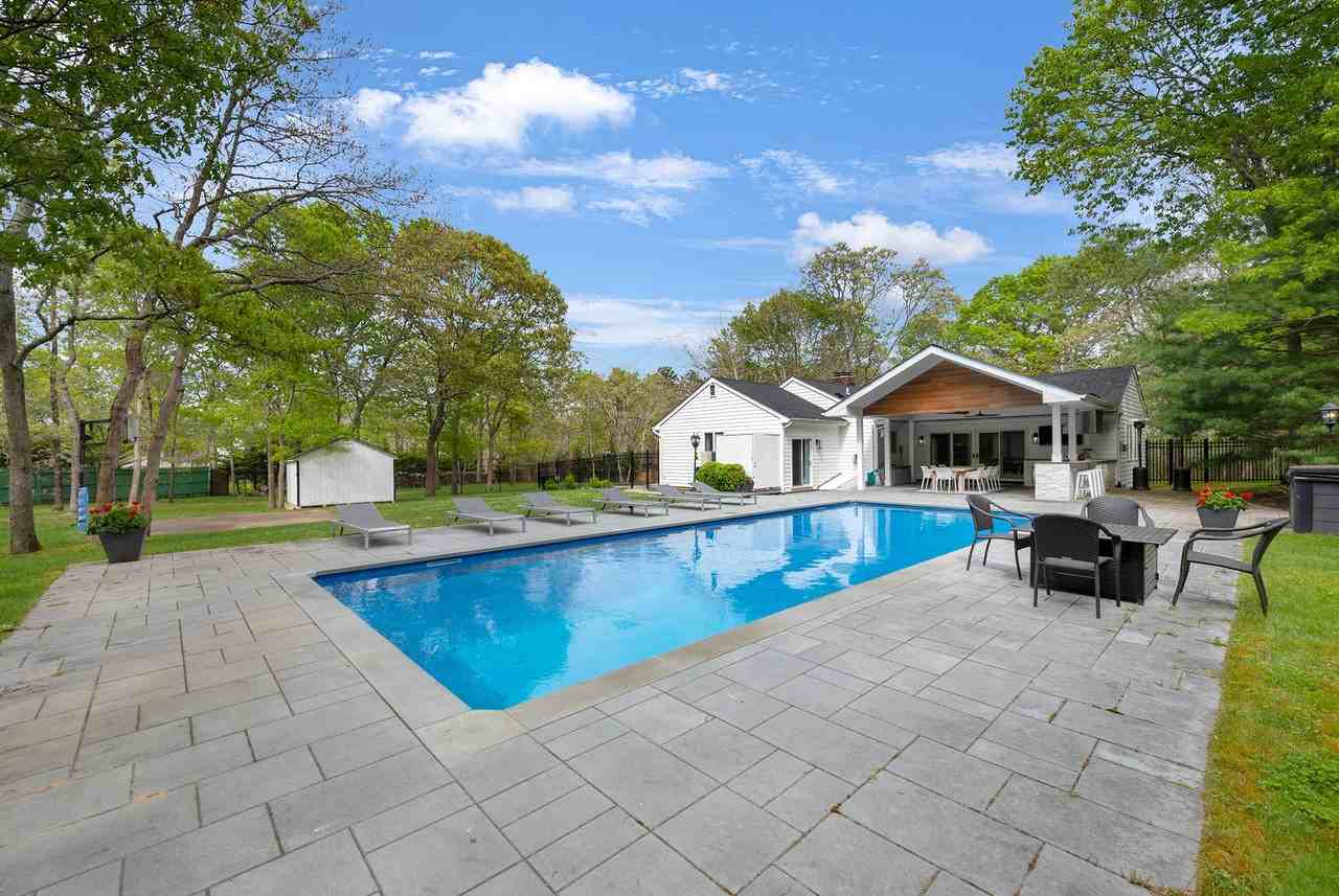 541 Wainscott Nw Rd - Photo 2 of 19