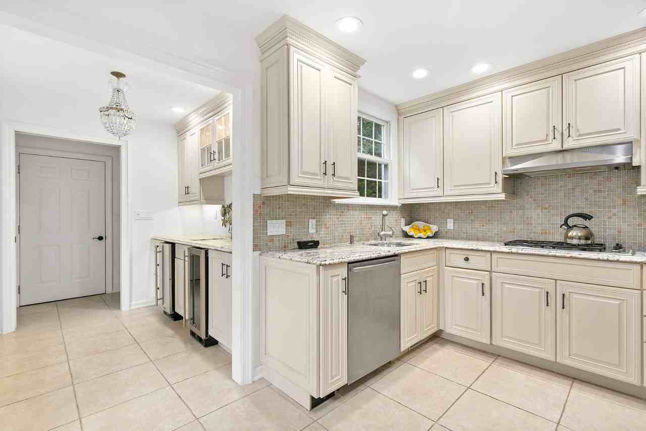669 Hill St - Photo 3 of 12
