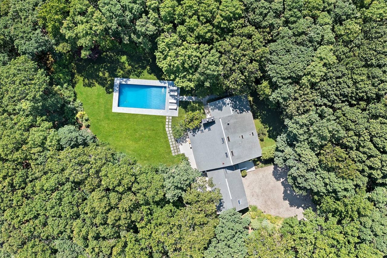 749 Edge Of Woods Rd