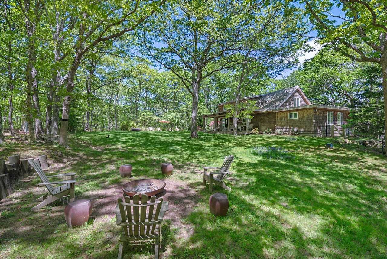 809 Edge Of Woods Rd