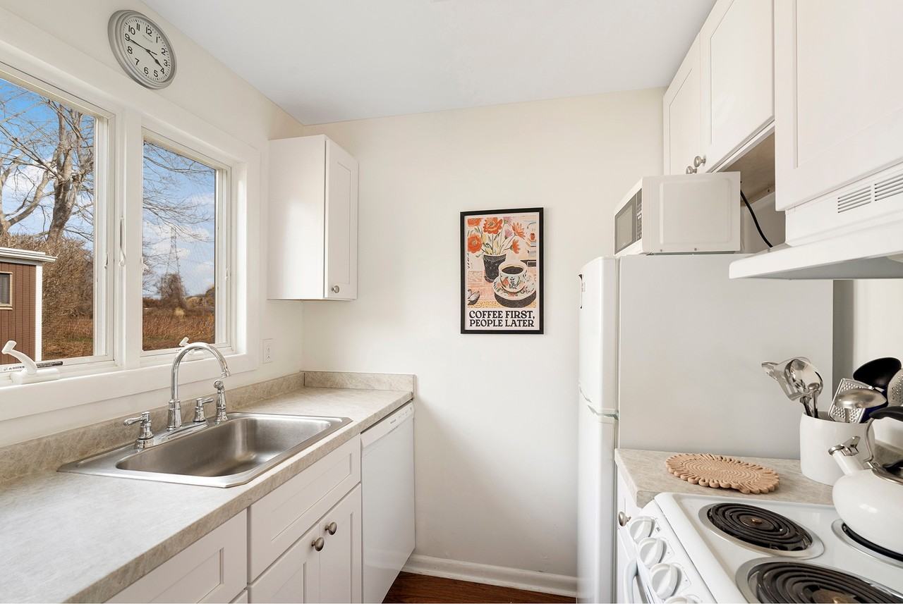 34A Sag Harbor Tpke - Photo 7 of 13