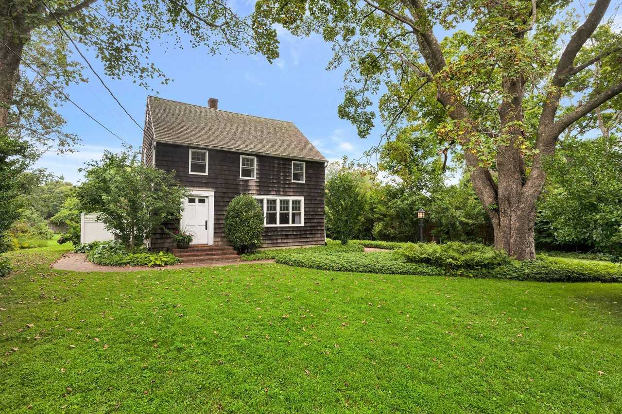 32 Sag Harbor Tpke - Photo 2 of 18