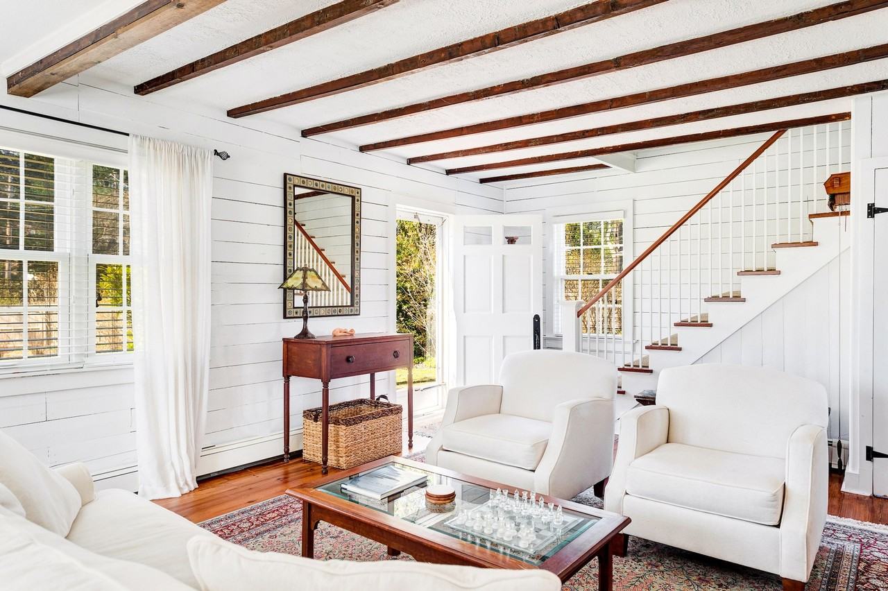 32 Sag Harbor Tpke - Photo 4 of 18