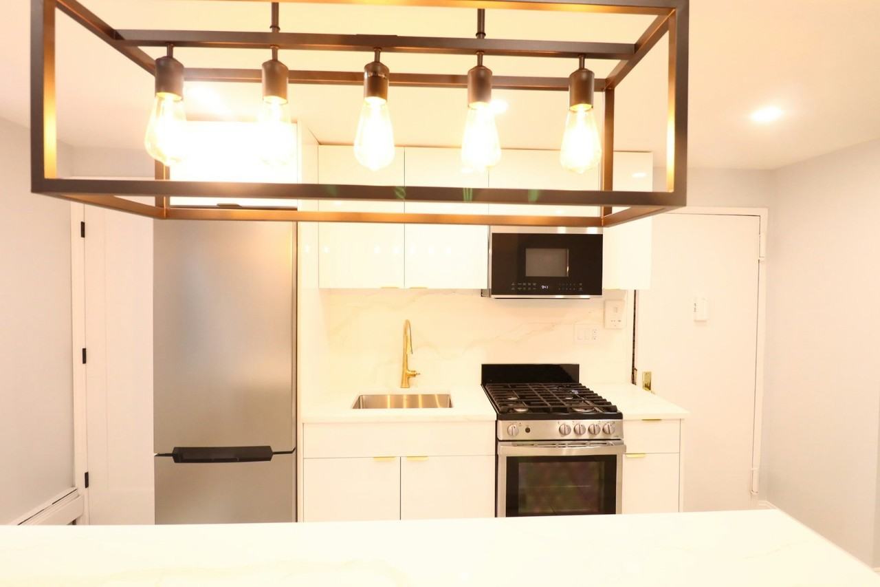 352 W 39th St #3 - Photo 2 of 18