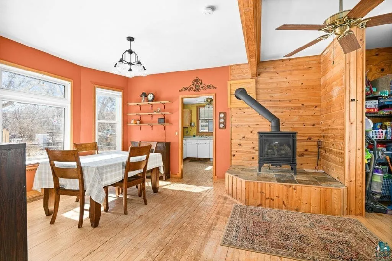 711 E 8th St - Photo 2 of 6