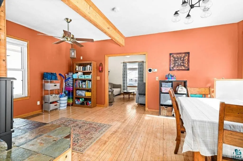 711 E 8th St - Photo 3 of 6