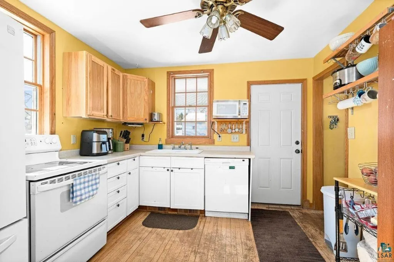 711 E 8th St - Photo 4 of 6