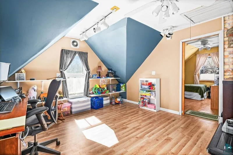 711 E 8th St - Photo 5 of 6