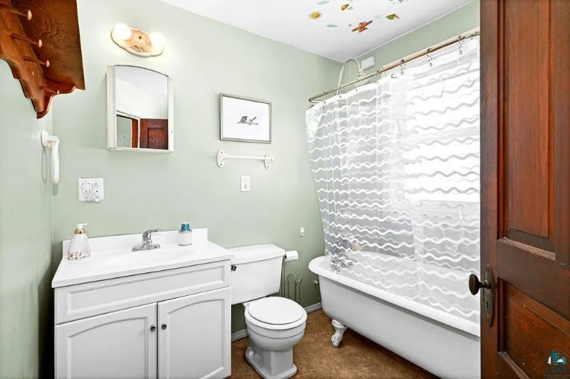 711 E 8th St - Photo 6 of 6