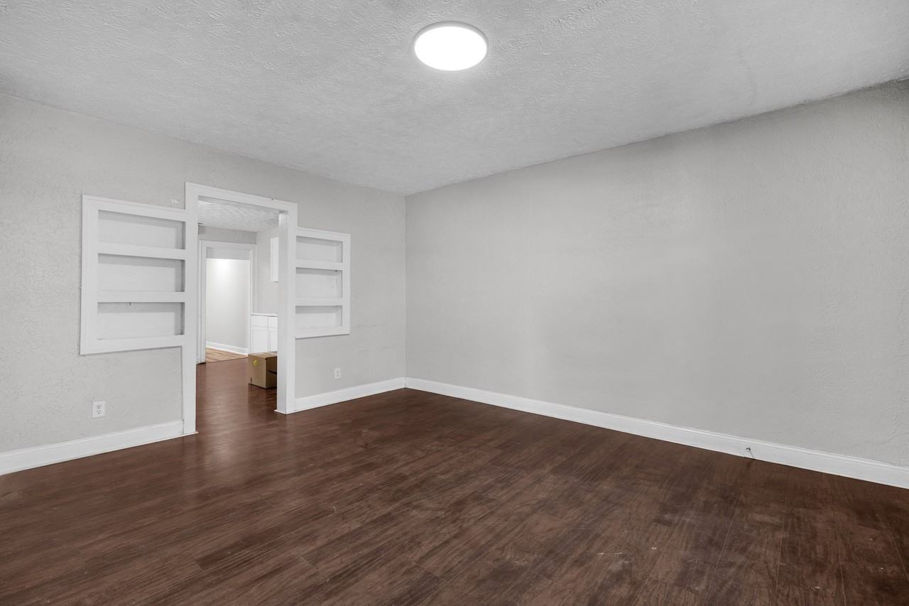 409 N Oakland Ave - Photo 4 of 19