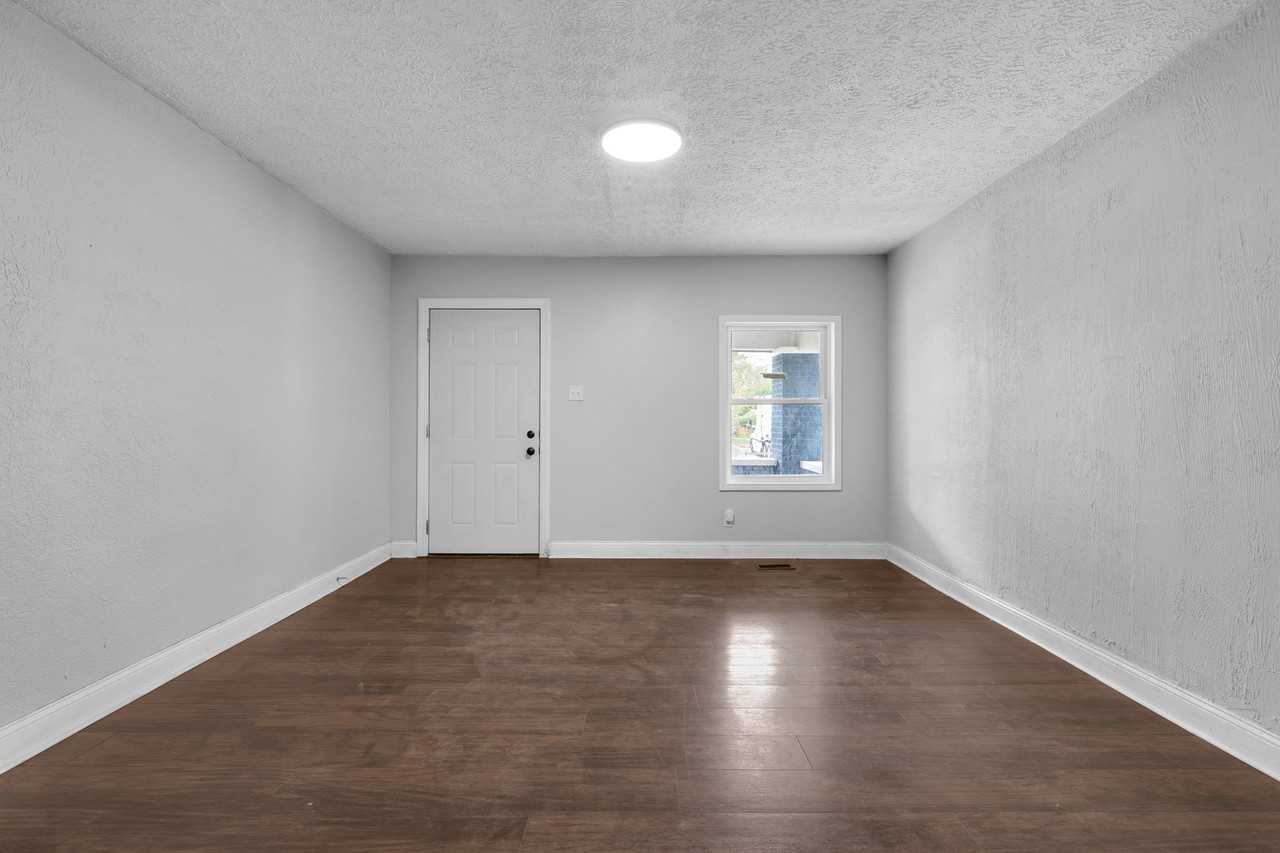 409 N Oakland Ave - Photo 5 of 19