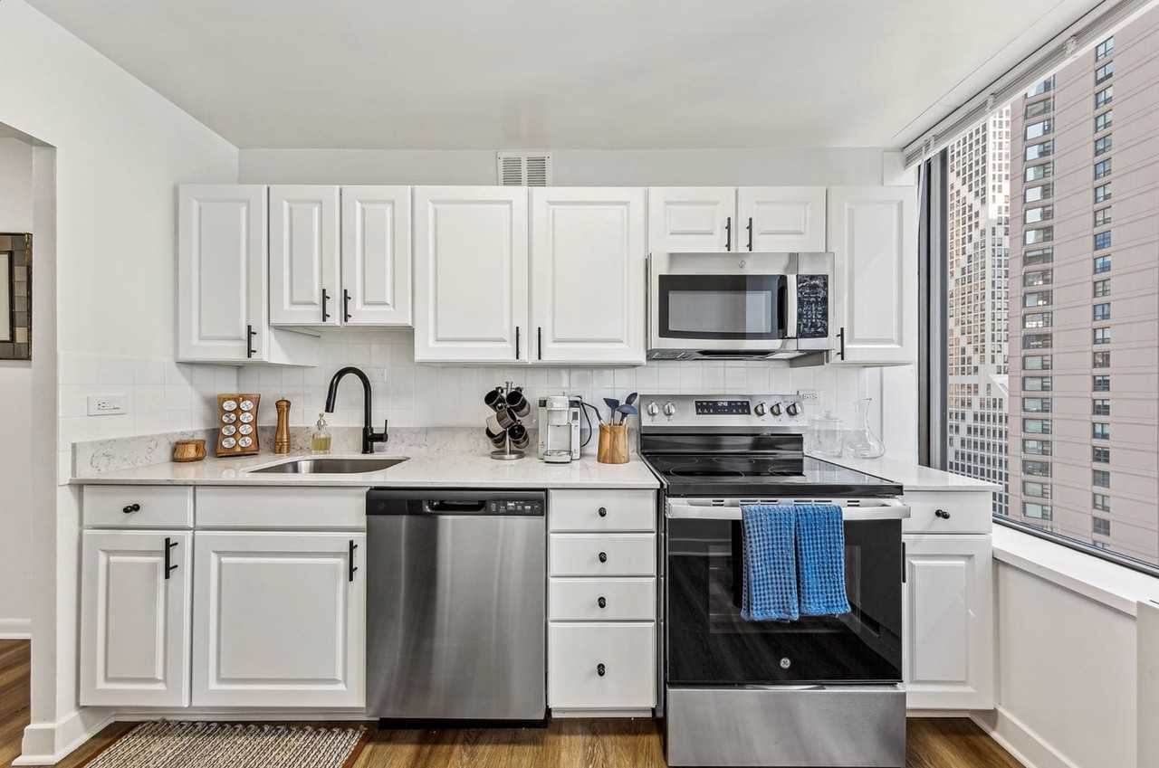 324 E Ontario St - Photo 2 of 13