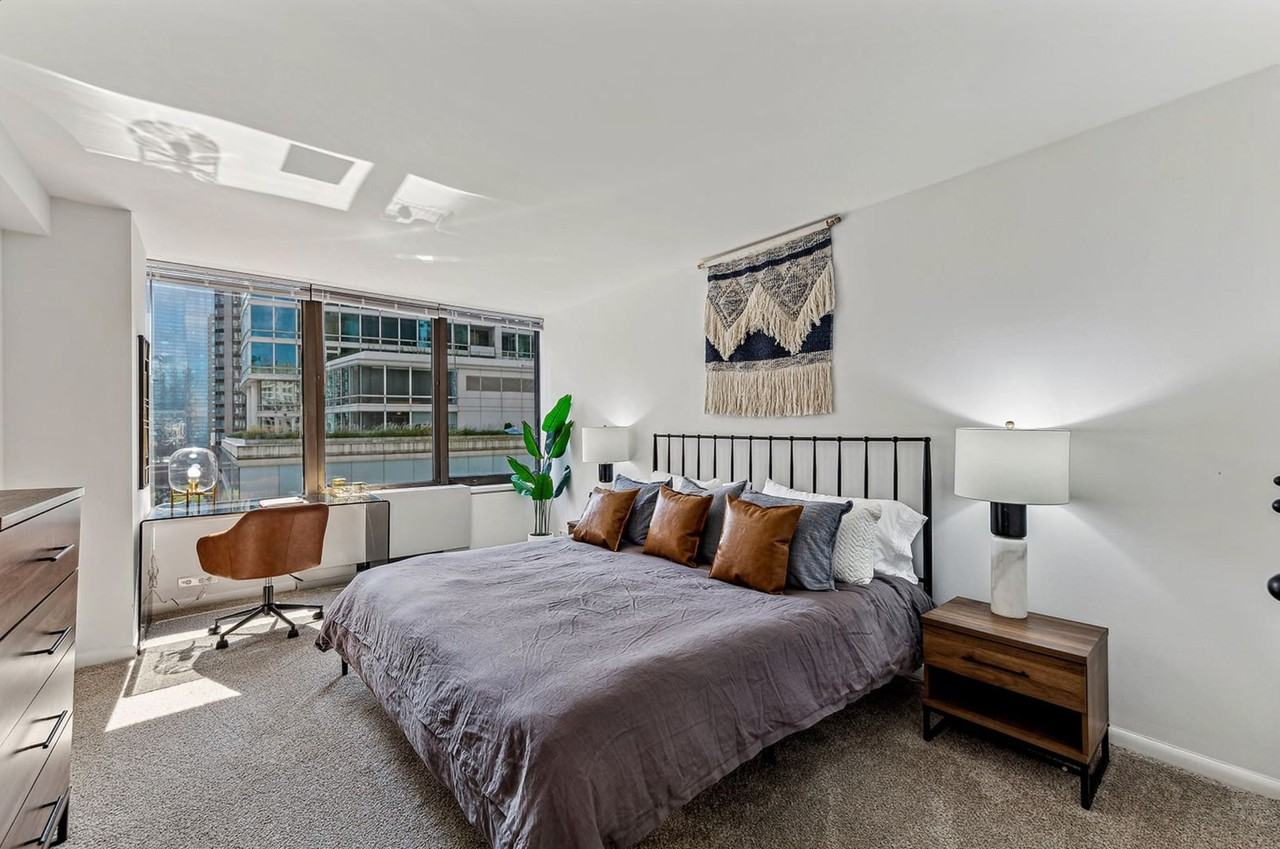 324 E Ontario St - Photo 3 of 13