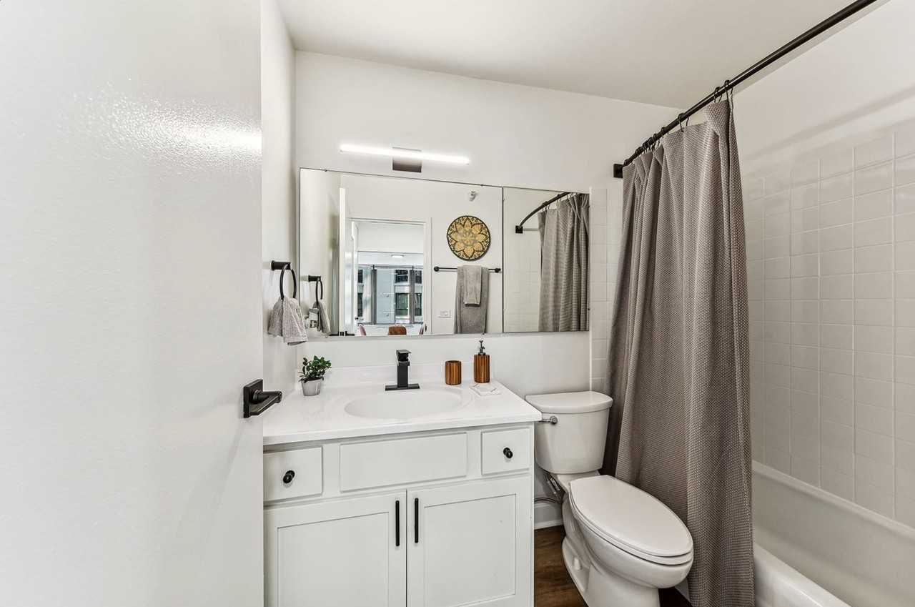 324 E Ontario St - Photo 4 of 13