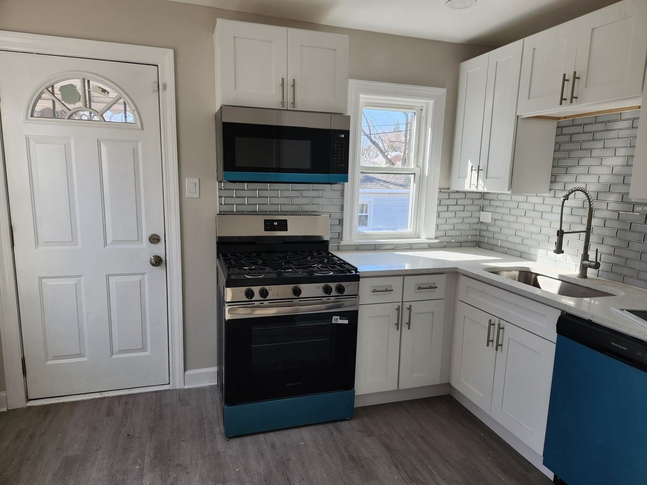 14124 Manor Ave - Photo 4 of 12