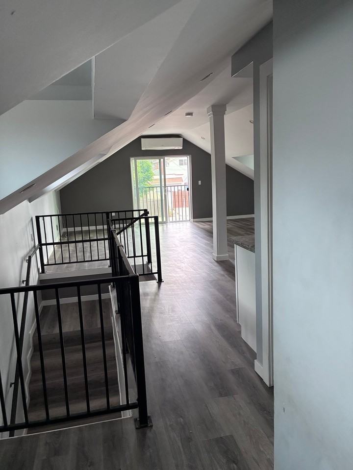 1004 Amalia Ave - Photo 2 of 10