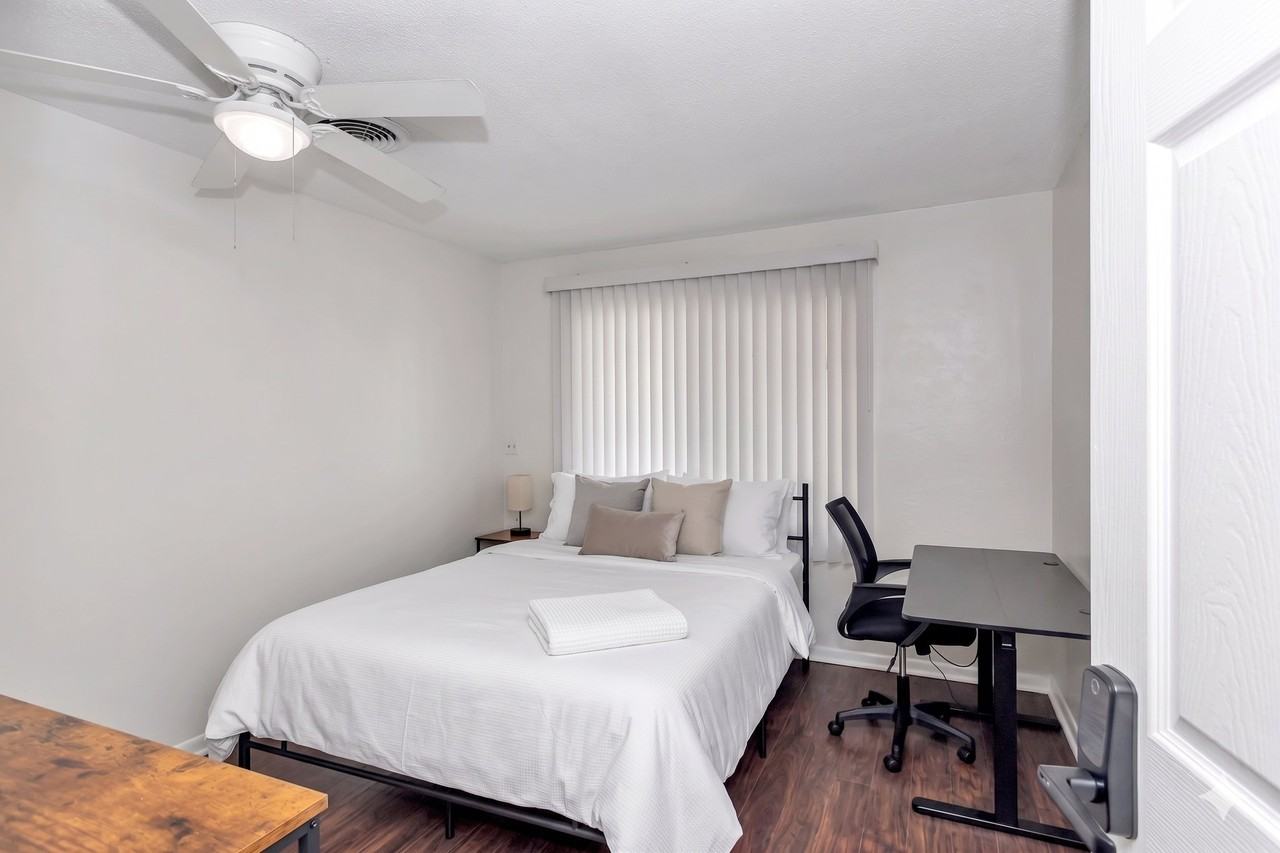 1031 Ne 39th Ct - Photo 2 of 9