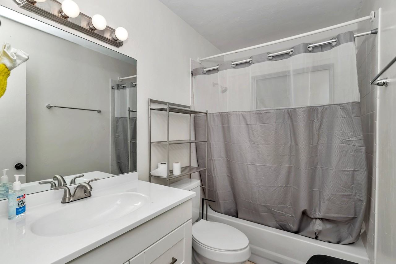 1031 Ne 39th Ct - Photo 7 of 9