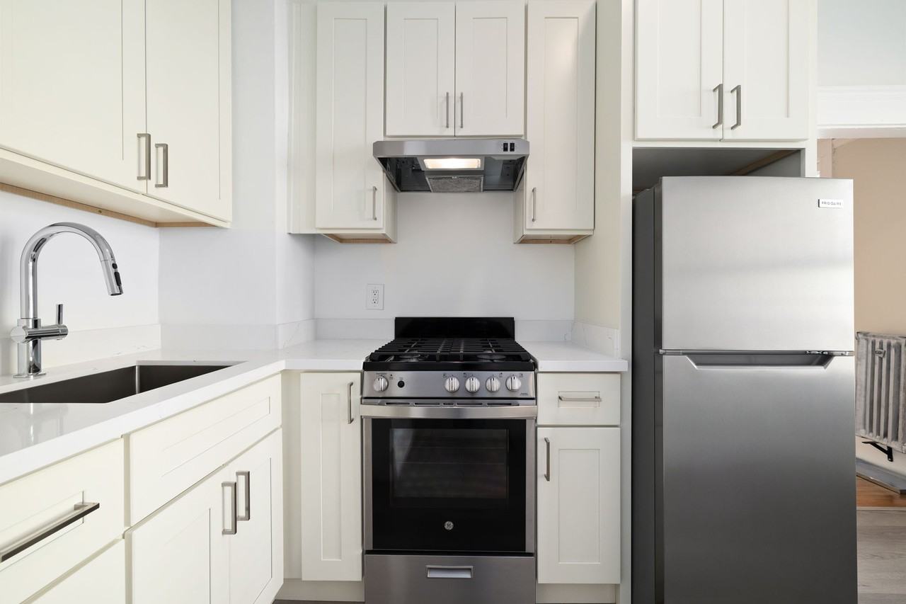 990 Geary - Photo 2 of 11