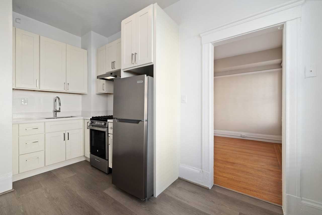 990 Geary - Photo 3 of 11