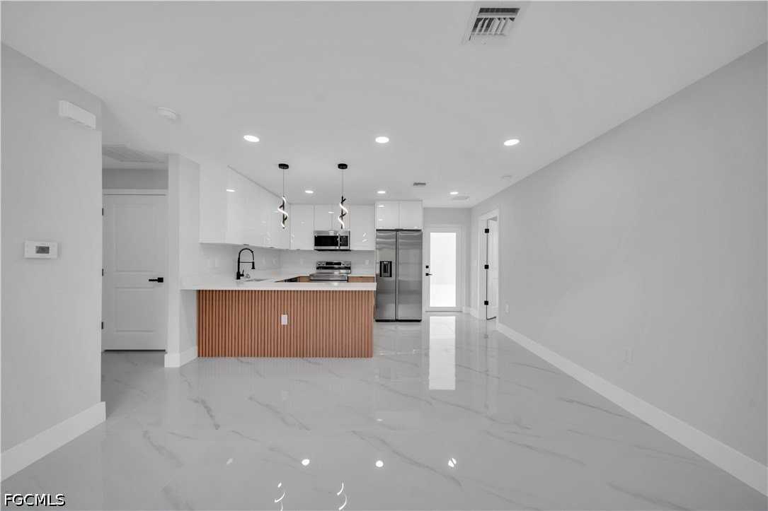 3313 44th St W - Photo 2 of 11