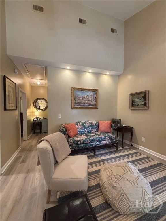 1126 Collins St - Photo 3 of 32