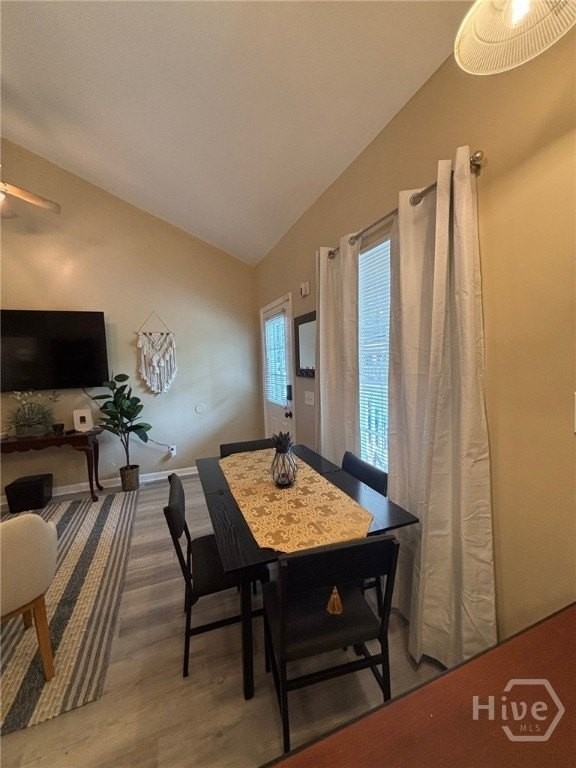 1126 Collins St - Photo 7 of 32