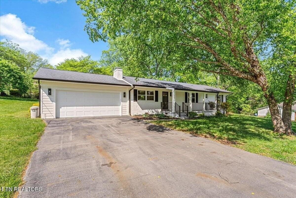 221 Medford Rd - Photo 2 of 40