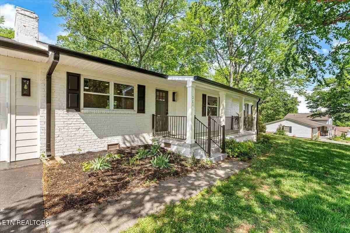 221 Medford Rd - Photo 3 of 40