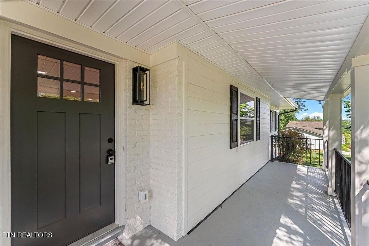 221 Medford Rd - Photo 4 of 40