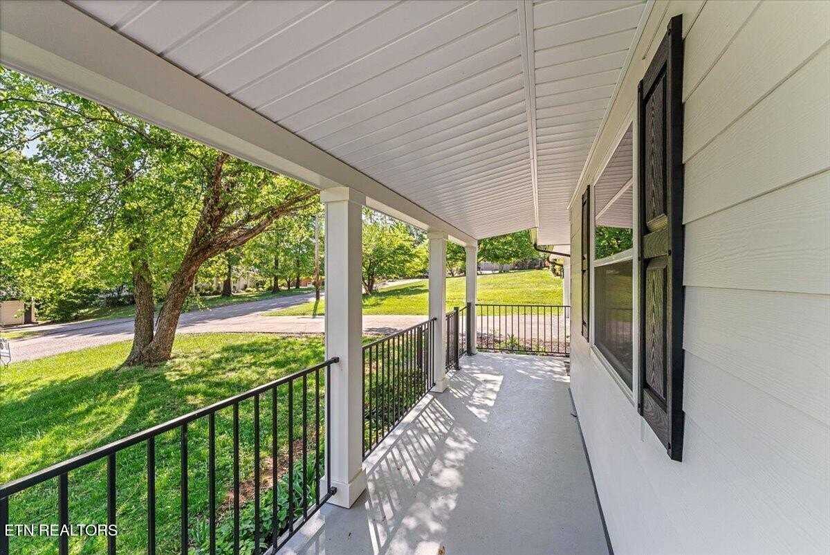 221 Medford Rd - Photo 5 of 40