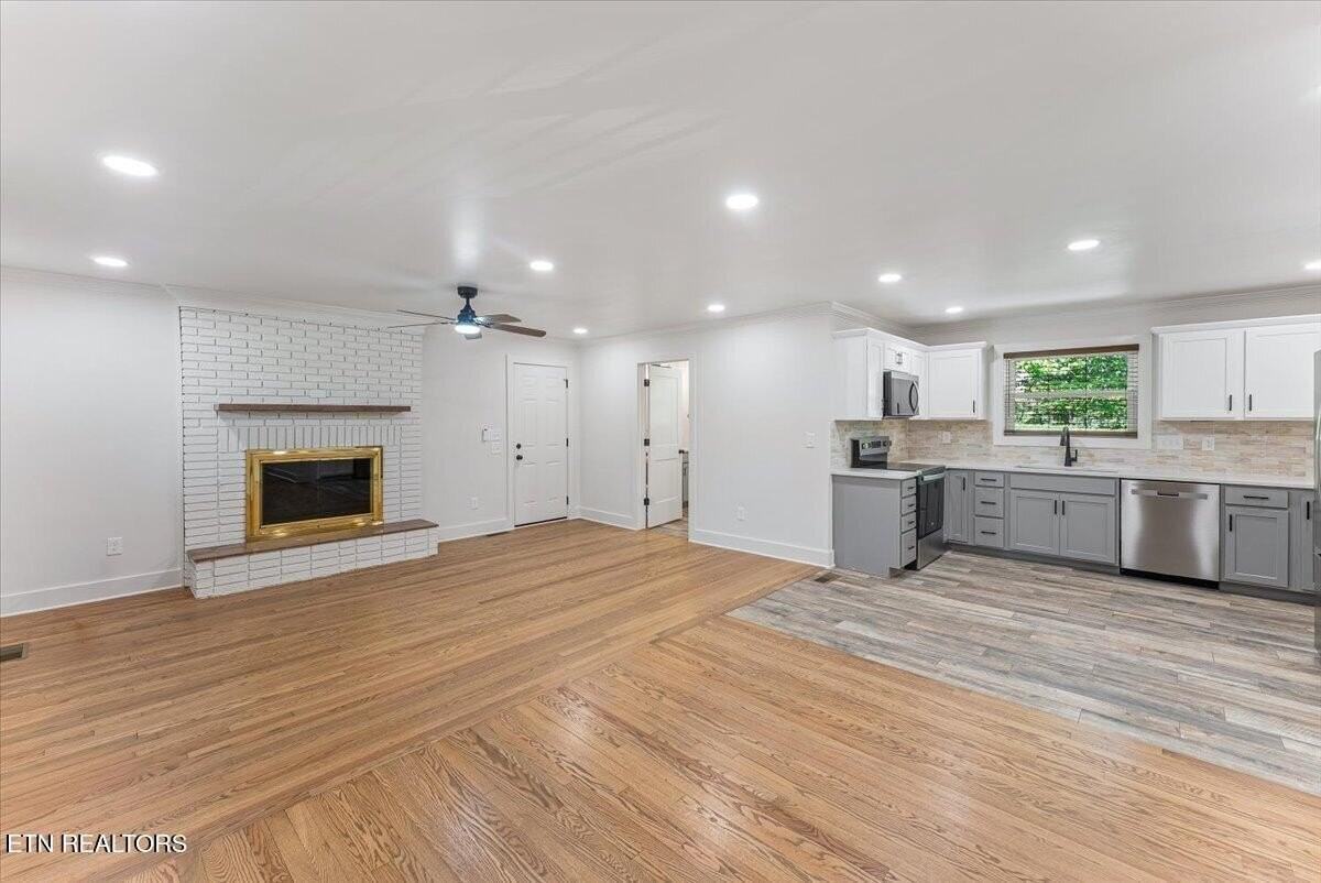 221 Medford Rd - Photo 6 of 40