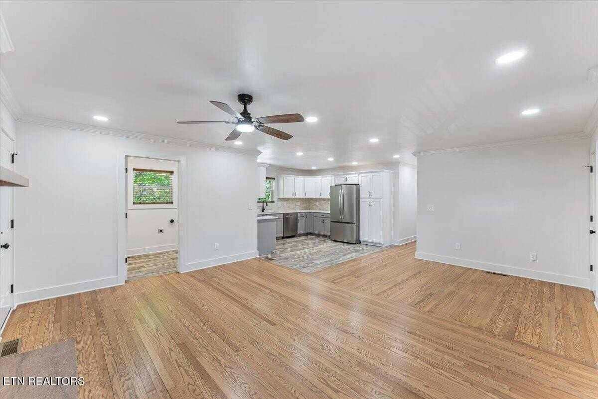 221 Medford Rd - Photo 7 of 40