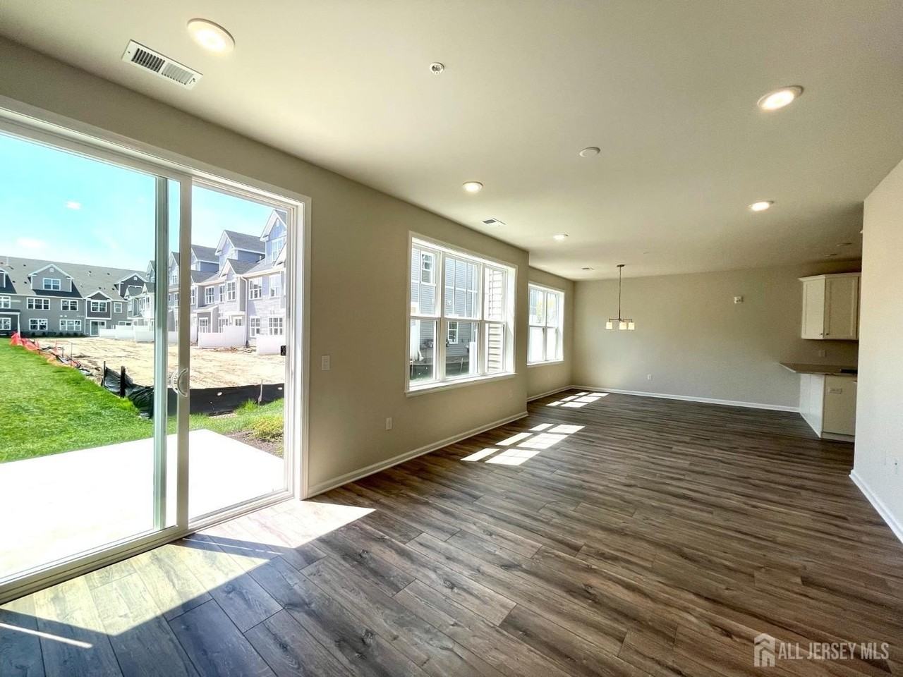 905 Greenland Sq - Photo 3 of 21