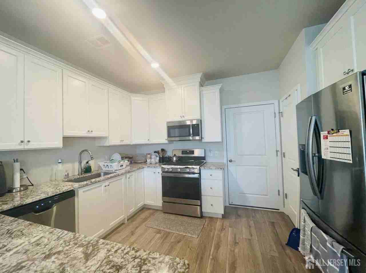 905 Greenland Sq - Photo 4 of 21