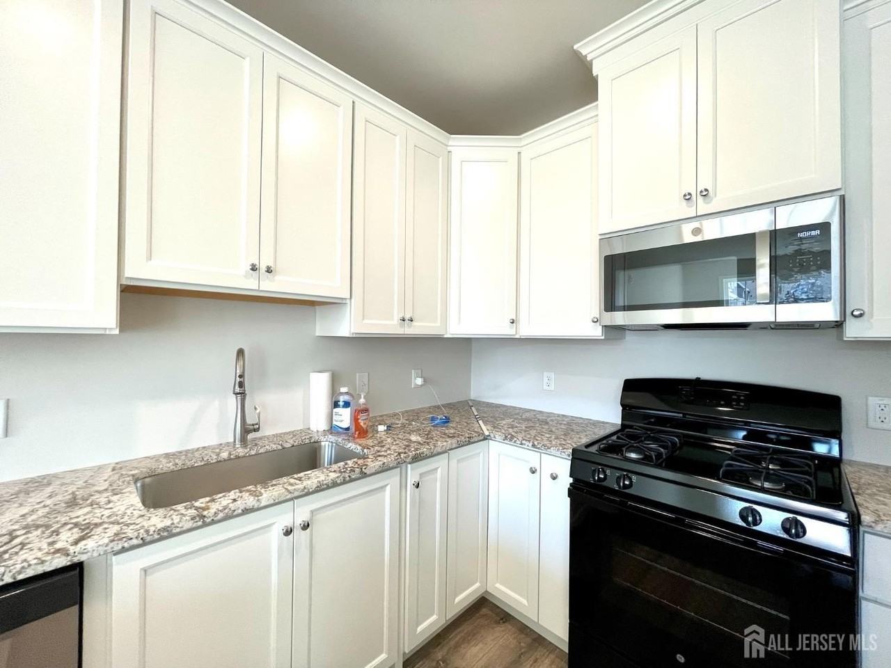 905 Greenland Sq - Photo 5 of 21